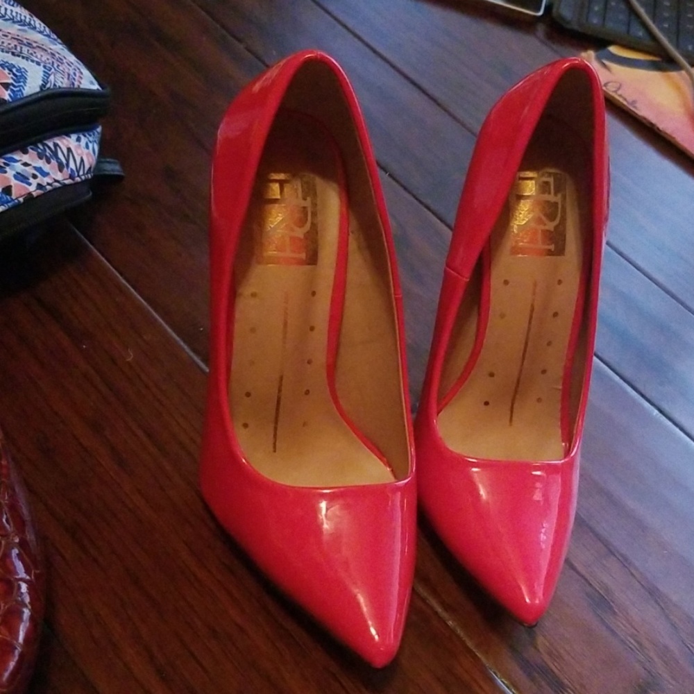 Red pump size 6